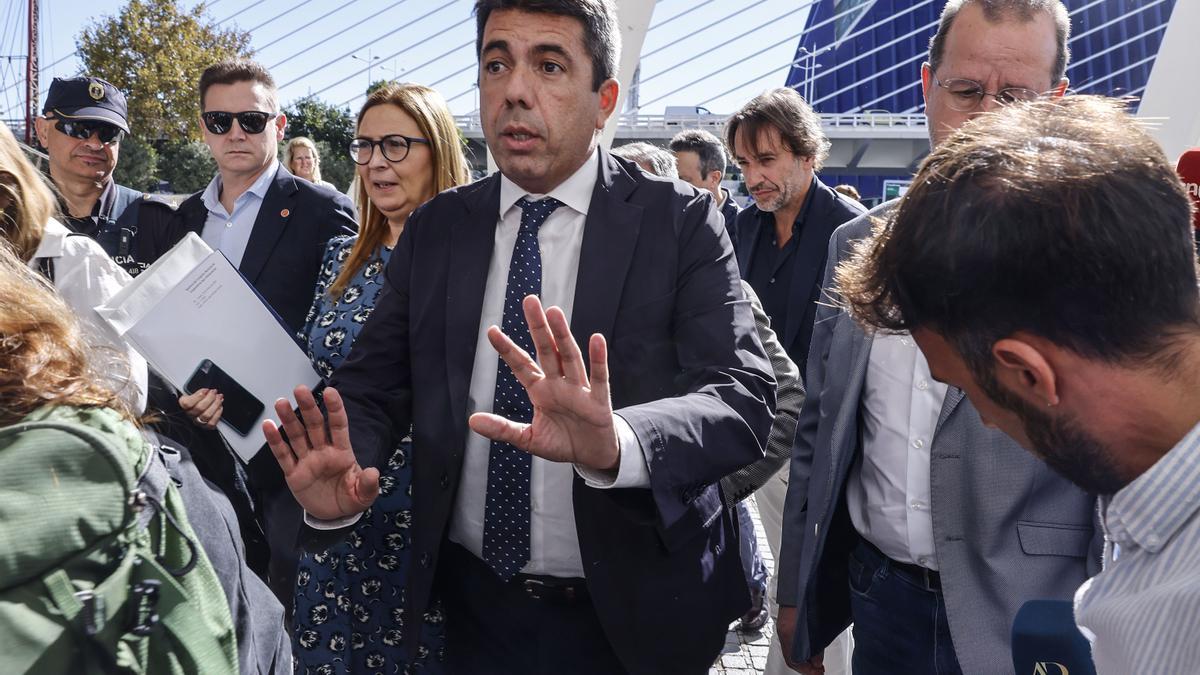 La hora 'perdida' de Mazón durante la dana, un año y once versiones después