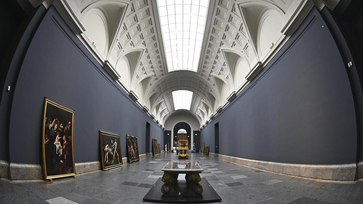 El Museo del Prado se renueva y cambia el color de su galería central a un profundo azul