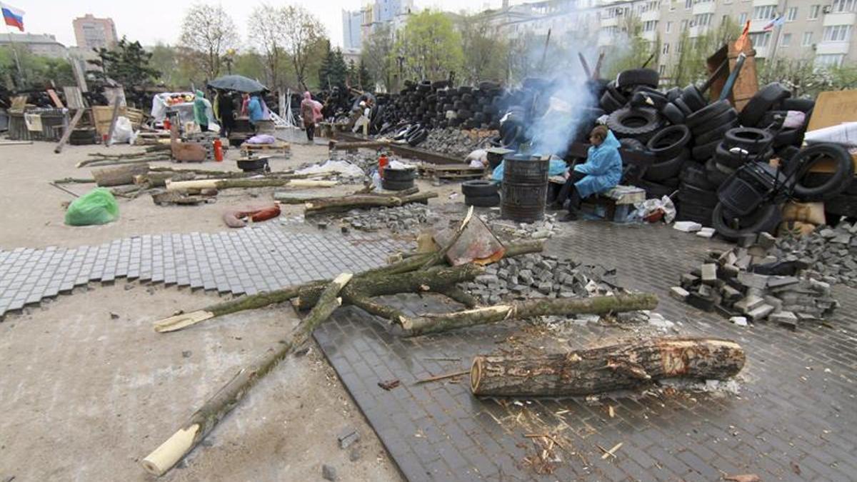 Manifestantes prorrusos crean una barricada en Donetsk (Ucrania).