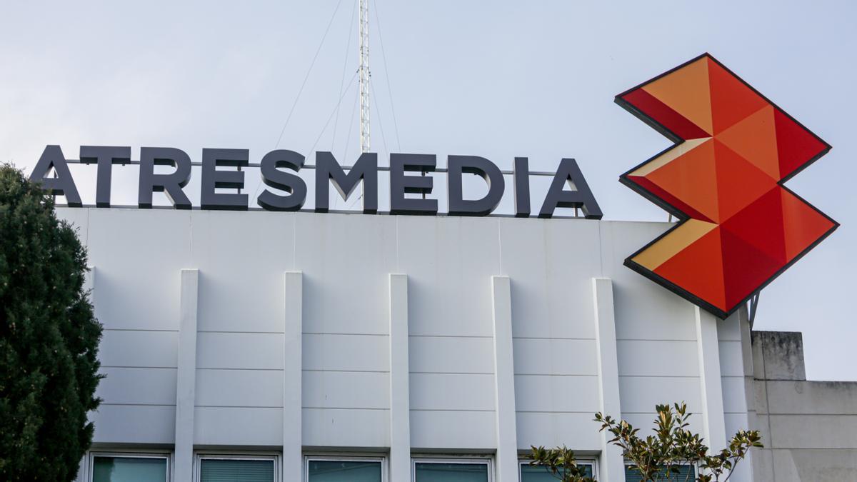 Letras y logo de Atresmedia en lo alto de la sede del grupo de comunicación Atresmedia en San Sebastián de los Reyes.
