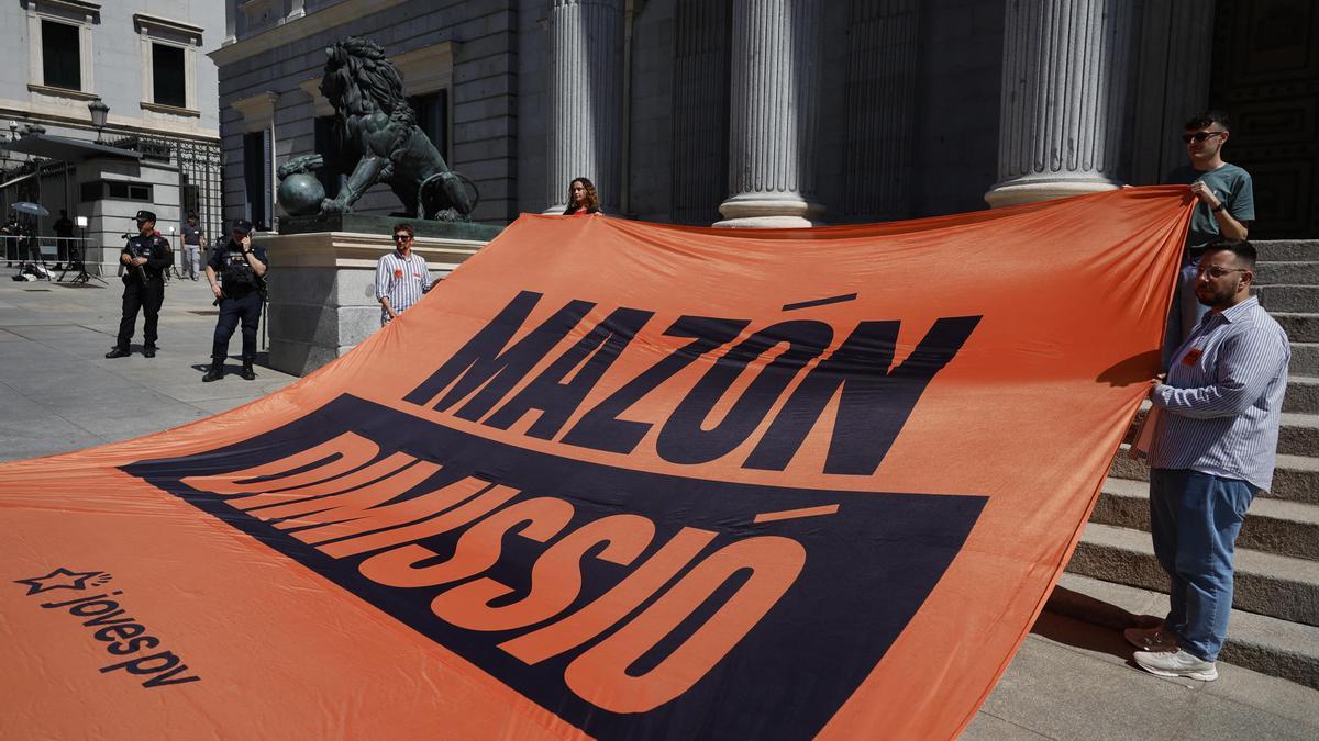 Compromís despliega una pancarta en el Congreso donde se puede lerr "Mazón dimisión".
