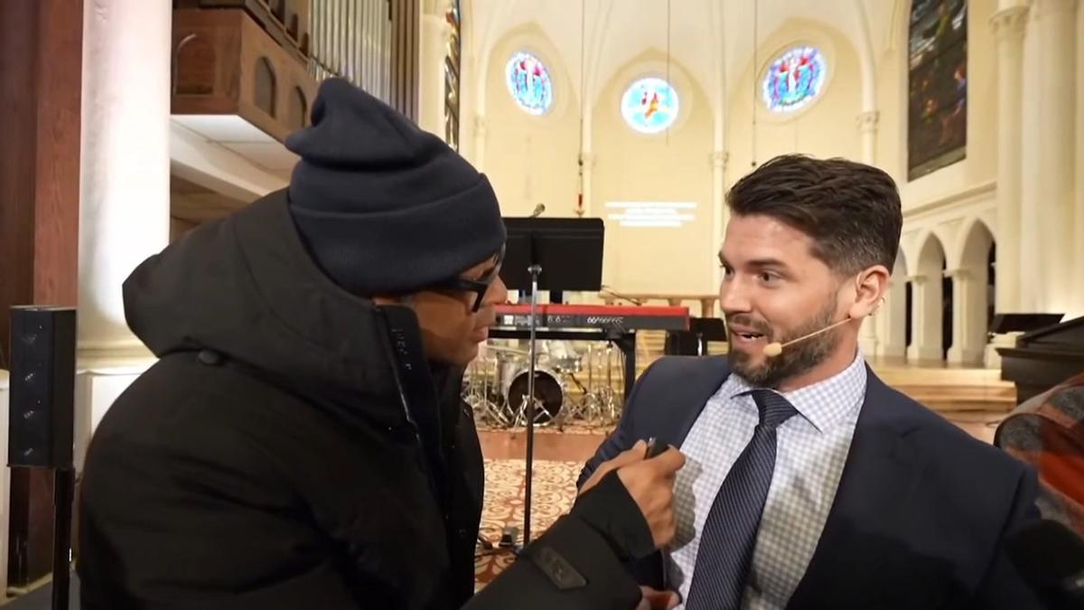 Captura de vídeo en la que el periodista Don Lemon cubre una protesta en una iglesia de Saint Paul (Minnesota).
