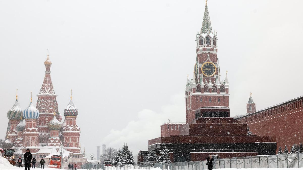 La gente camina por la Plaza Roja nevada, cerca del Kremlin, durante un día nevado de invierno en Moscú, Rusia, el 25 de febrero de 2026.