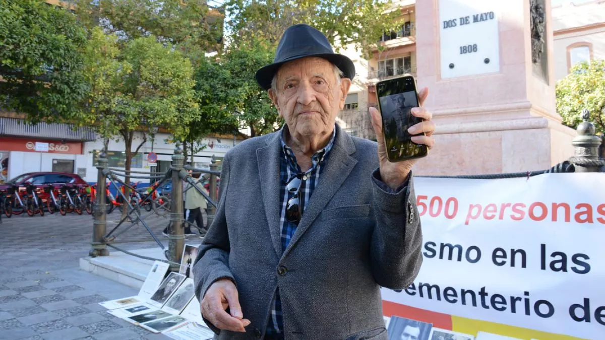 Ángel Rodríguez enseña con el móvil una foto de su padre, Eugenio Rodríguez.