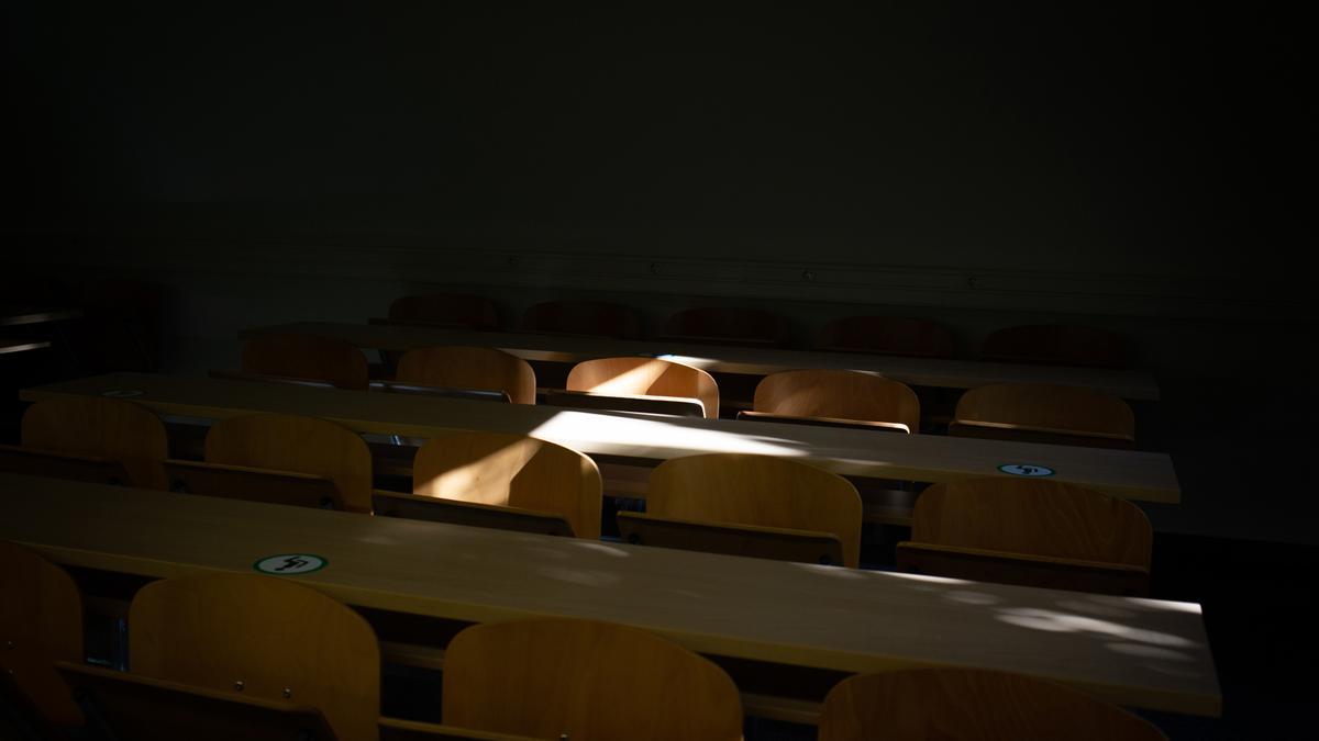 Foto de archivo de pupitres en un aula.
