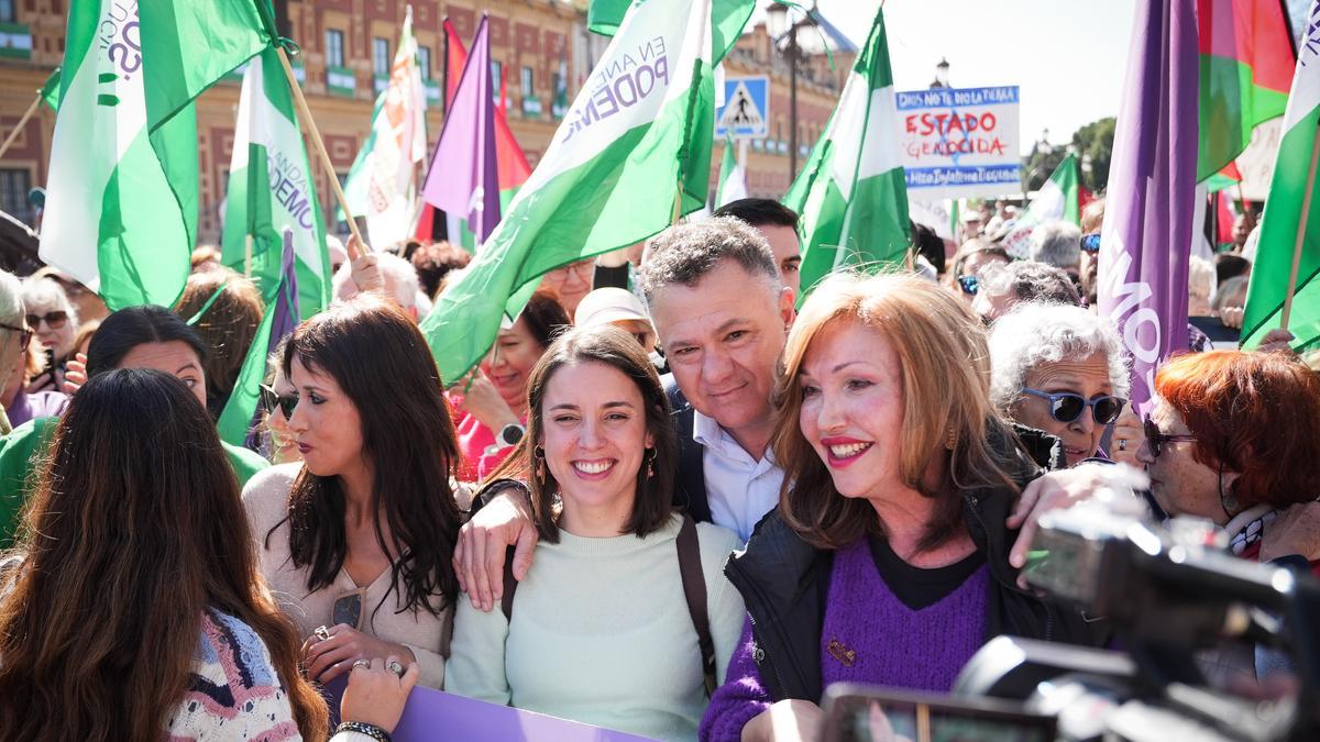 El candidato de Podemos en Andalucía, Juan Antonio Delgado, acompañado de Irene Montero y Mar Cambrollé, en una protesta en Andalucía.