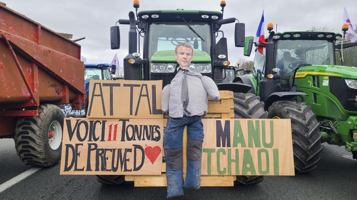Los agricultores franceses continúan sus bloqueos de autopistas y carreteras en torno a París.
