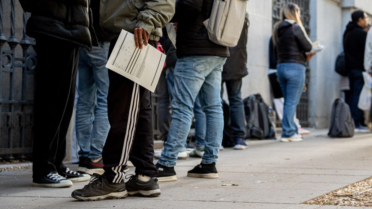 El sindicato CNT denuncia a Almeida por prevaricación en la regularización de migrantes en Madrid