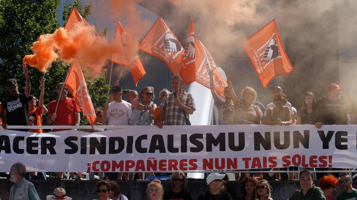 Decenas de personas piden la libertad plena de las 'Seis de la Suiza' en la FIDMA