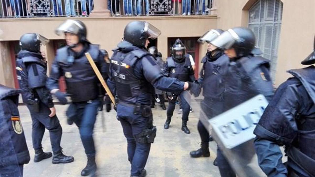 Imagen de una actuación de los cuerpos antidisturbios el 1 de octubre.