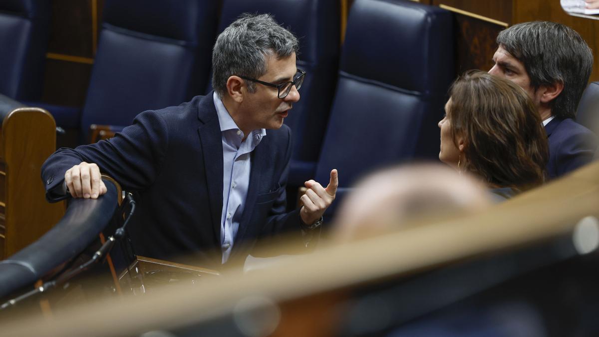 Félix Bolaños habla con Ernest Urtasun y Mónica García en el Congreso