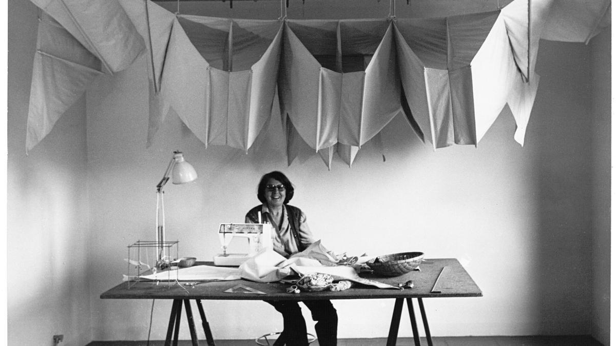 Aurèlia Muñoz trabajando en su estudio, 1982