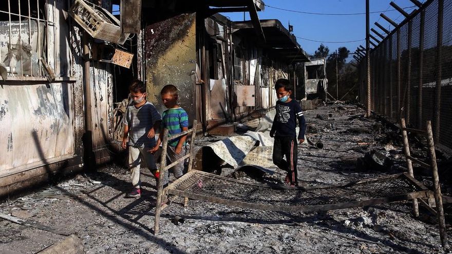 Varios incendios obligan a evacuar el campo de refugiados griego de Moria