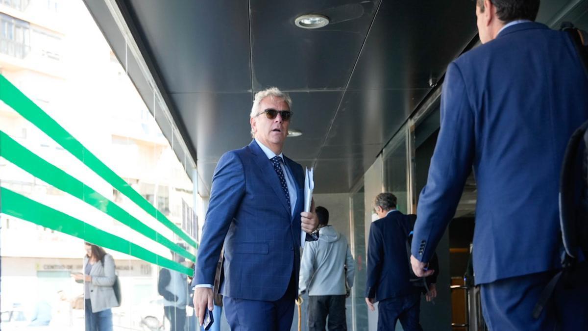 El abogado del presidente de la Diputación de Almería, Joaquín Monterreal, llegando a la Ciudad de la Justicia.