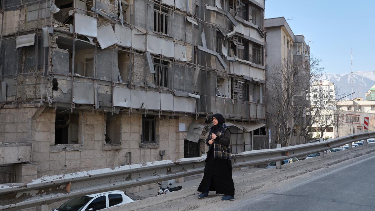 Una mujer en los alrededores del Hospital Gandhi de Teherán, el 1 de marzo.