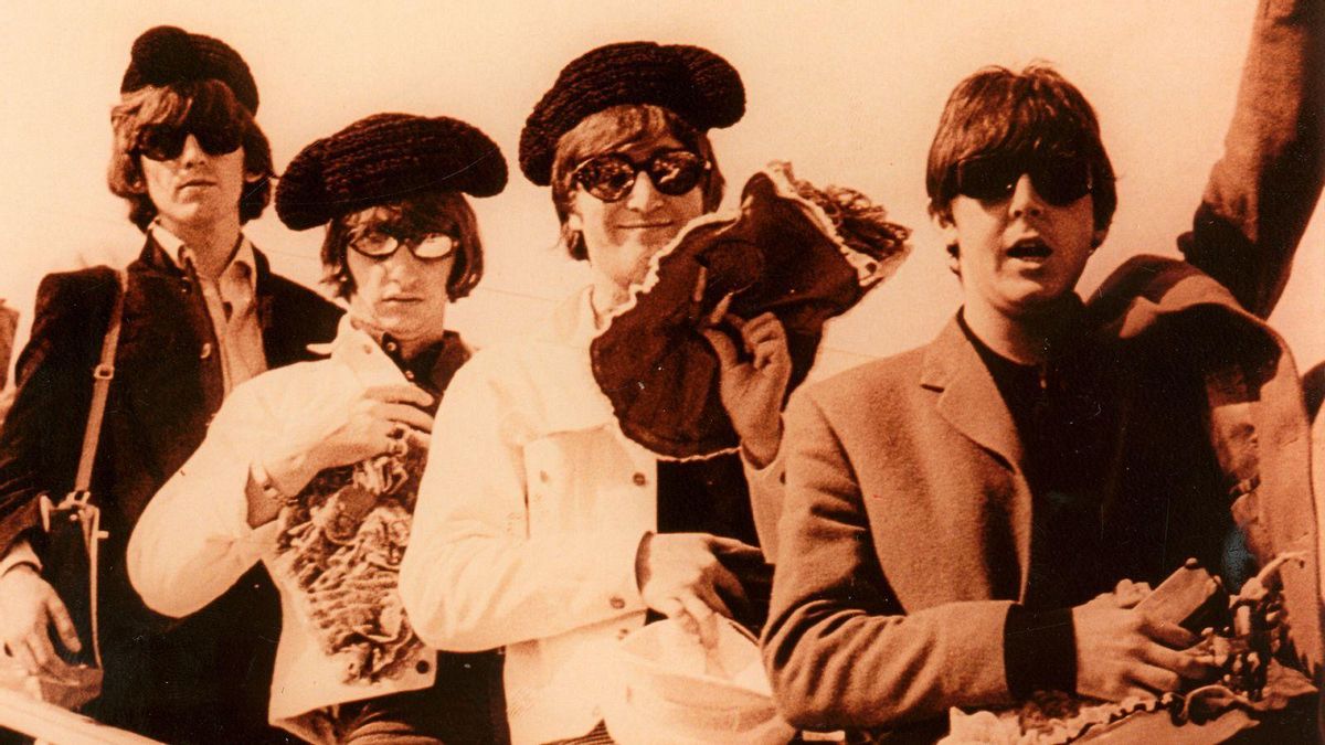 The Beatles, con el mundo pop por montera en su llegada a Barcelona en 1965.