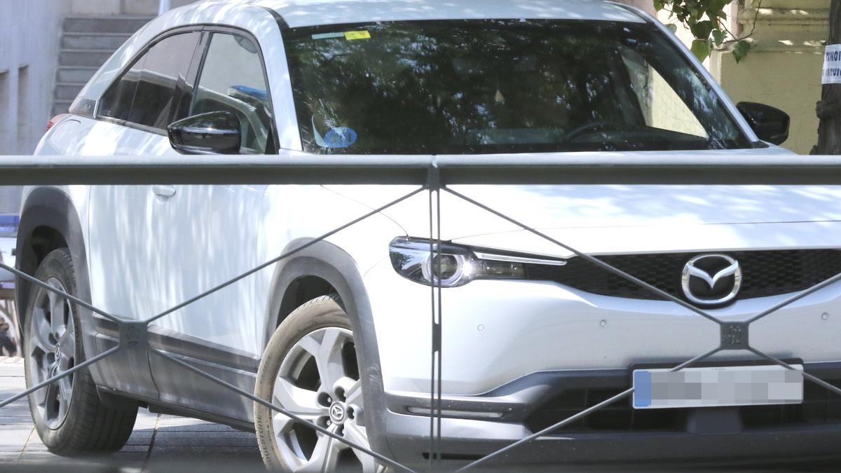 Francesco Arcuri (izda) en el coche de su abogado Enrique Zambrano (quien conduce) a la salida del juzgado, este viernes.
