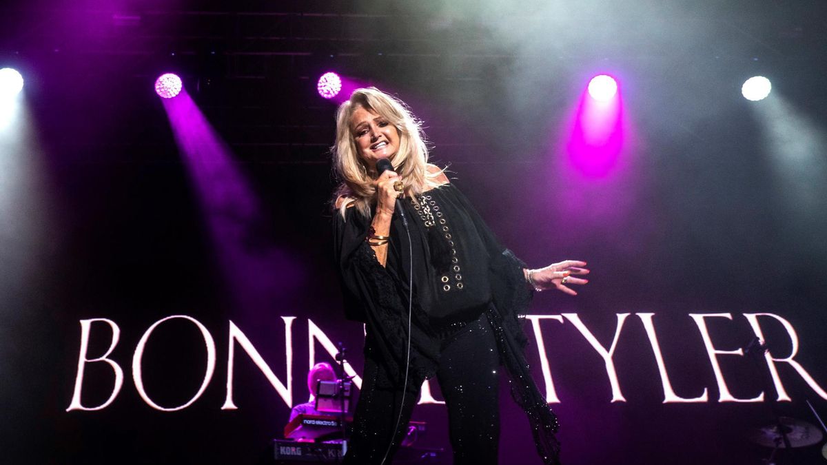 La cantante Bonnie Tyler en uno de sus conciertos en Santander