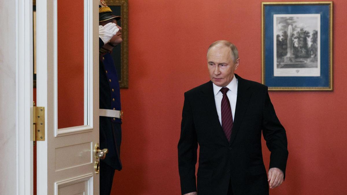 El presidente ruso, Vladímir Putin, llega al Kremlin para declarar ante los medios de comunicación en Moscú.