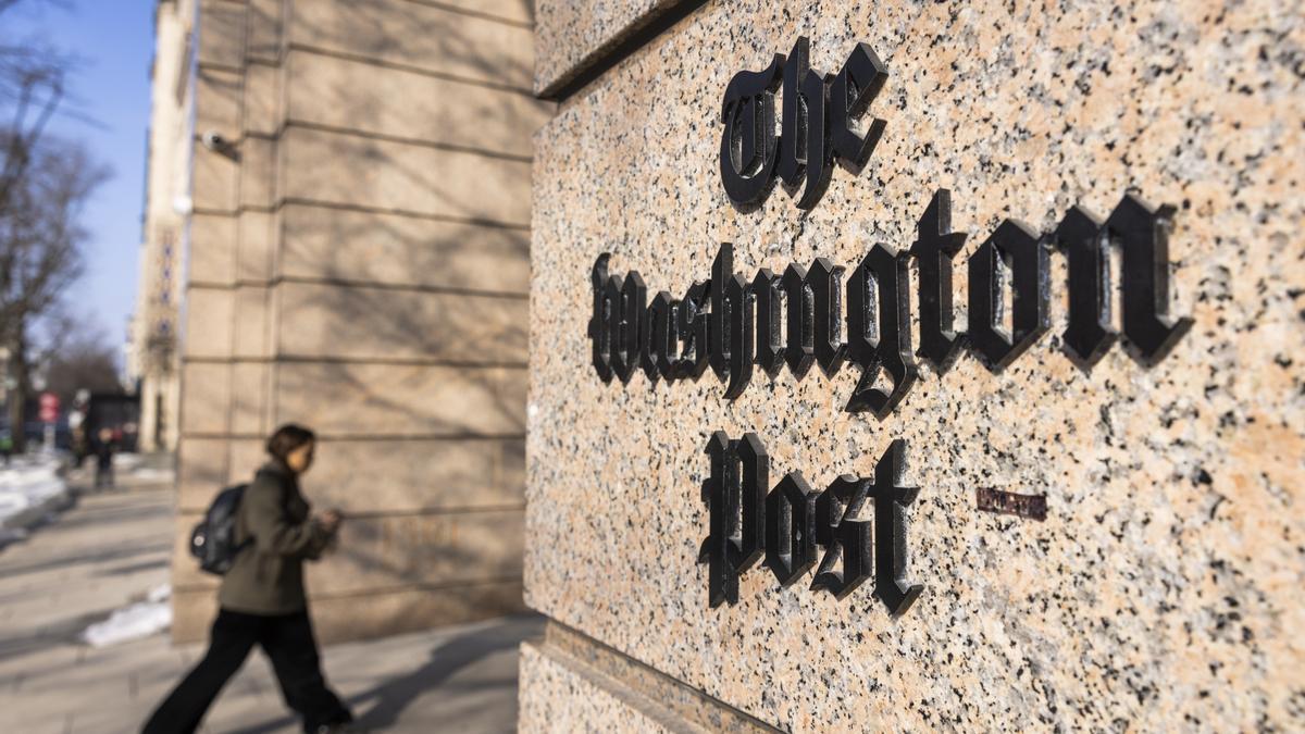Una persona camina frente a la sede del diario The Washington Post en Washington, DC, EEUU, el 4 de febrero de 2026.