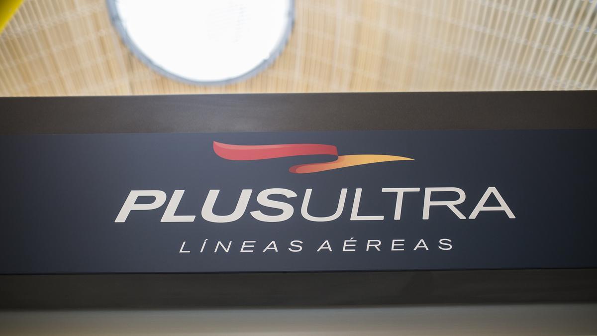 Panel de información de la aerolínea Plus Ultra en el aeropuerto de Barajas el 21 de abril de 2021.