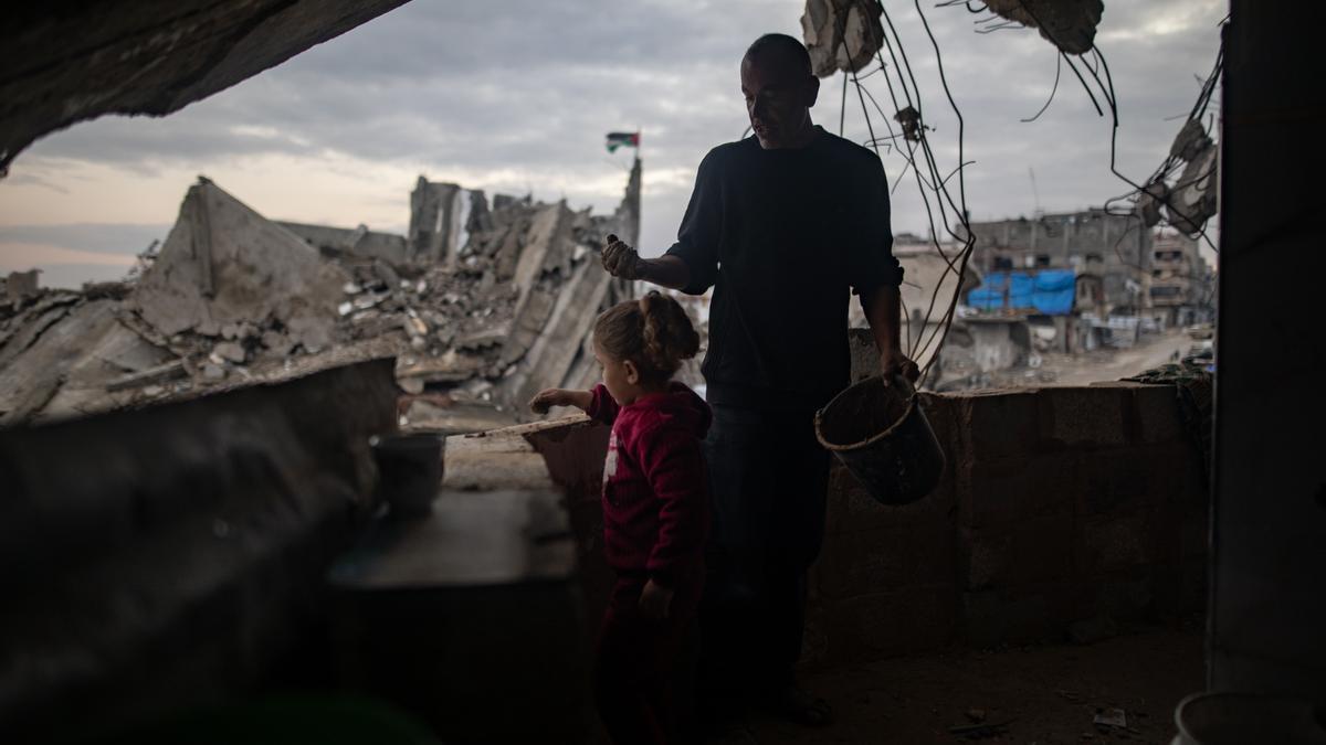 Un palestino repara su casa destruida usando barro como alternativa al cemento en Gaza.