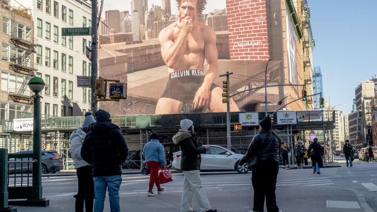 Un cartel publicitario que muestra al actor Jeremy Allen White ('The Bear') comiendo una manzana en calzoncillos.