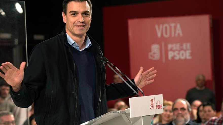 Pedro Sánchez denuncia un &amp;quot;frente anti-PSOE&amp;quot; y llama al voto útil de la &amp;quot;izquierda&amp;quot; para ganar a Rajoy