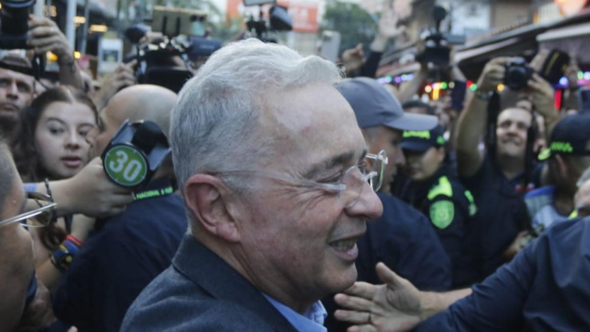 El expresidente de Colombia Álvaro Uribe (2002-2010) saluda a seguidores este miércoles, en Sabaneta (Colombia).