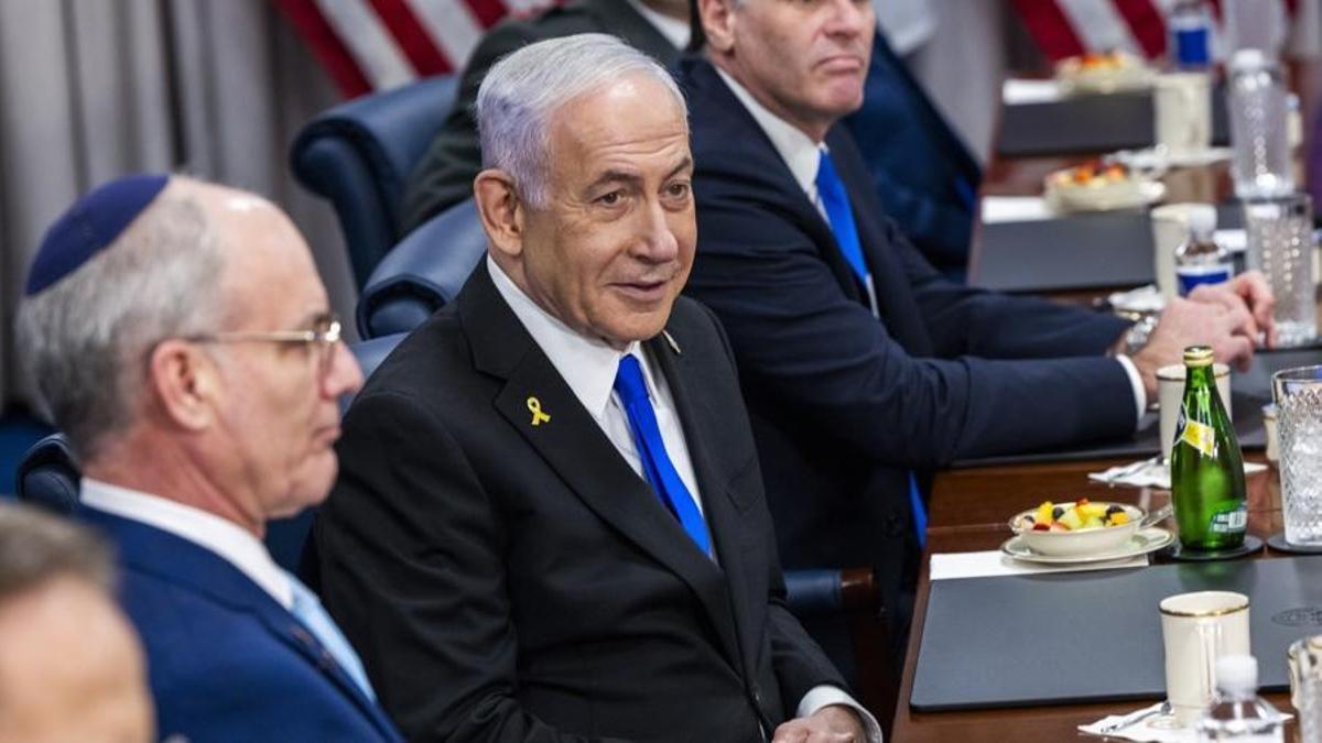 El primer ministro israelí, Benjamin Netanyahu (C), pronuncia un discurso durante una reunión con el secretario de Defensa de Estados Unidos, Pete Hegseth.