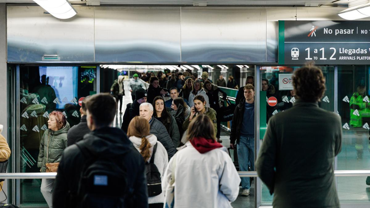 Decenas de personas en la estación de Atocha, en Madrid, tras el descarrilamiento de dos trenes en Adamuz.
