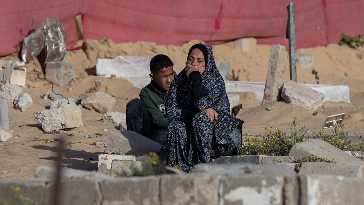 Palestinos visitan las tumbas de sus familiares en el primer día de Eid al-Fitr en Khan Younis, en el sur de la Franja de Gaza.