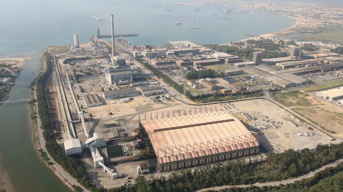 Central térmica de carbón de Los Barrios, en Cádiz, en una foto de archivo.