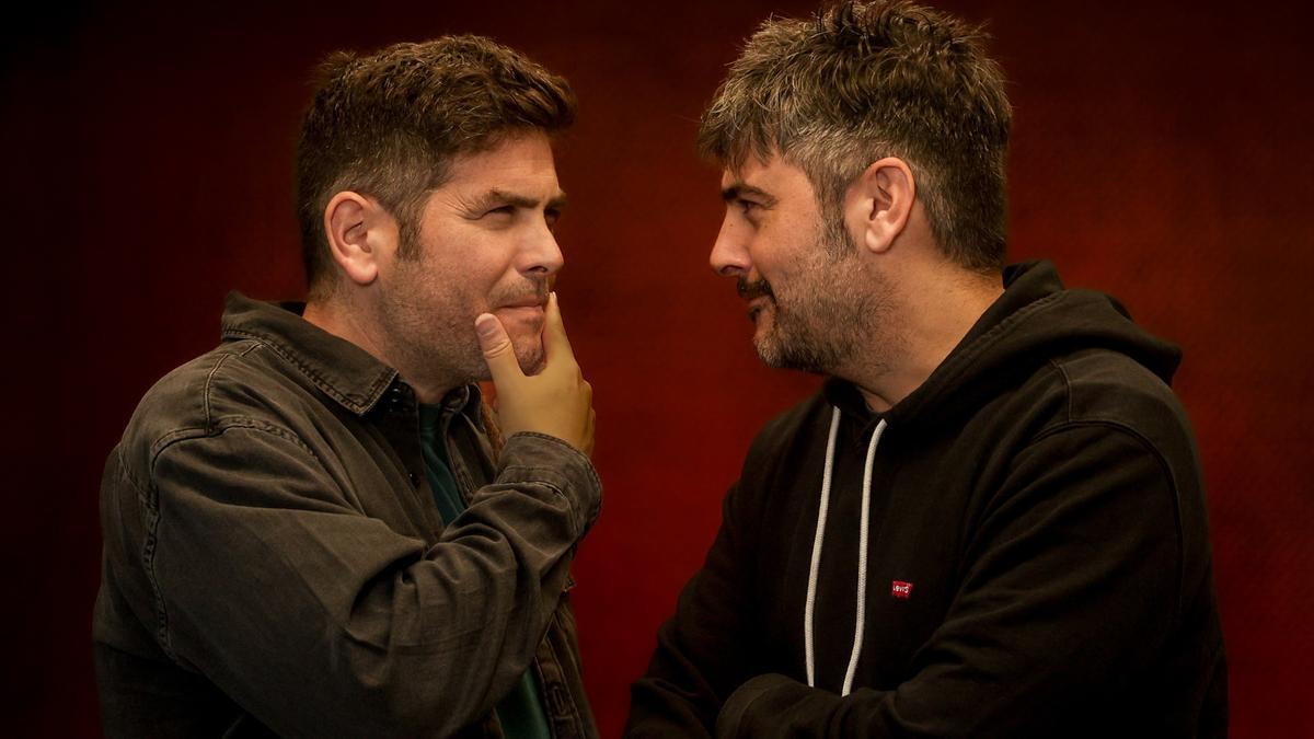 Los integrantes de Estopa, David Muñoz (d) y José Manuel Muñoz (i), posan para Europa Press, en las oficinas de Sony Music, a 13 de marzo de 2024, en Madrid (España).