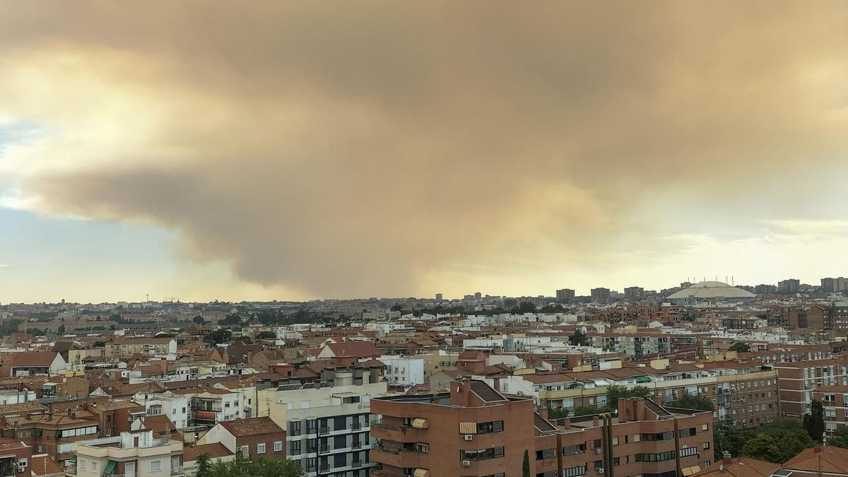 Humo y ceniza de un incendio forestal en Méntrida (Toledo) llega hasta Madrid capital