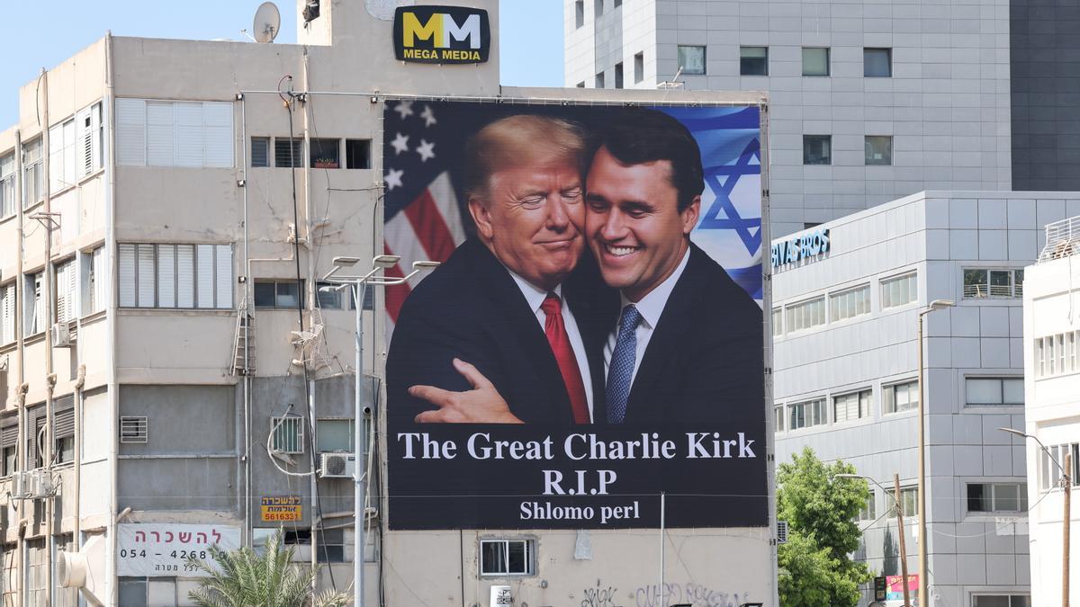 Una valla publicitaria en Tel Aviv muestra la imagen del presidente Donald Trump abrazando al activista ultra Charlie Kirk.