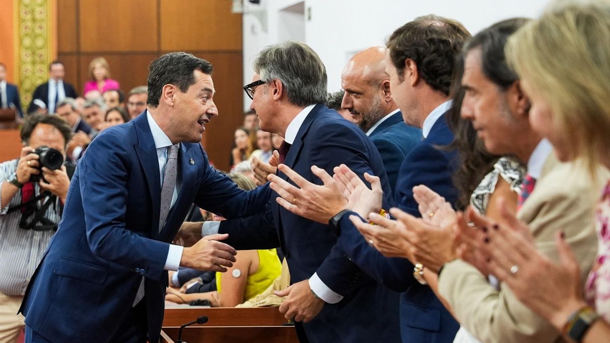 El presidente en funciones de la Junta y candidato del PP-A a la reelección, Juanma Moreno (i), saluda al portavoz del grupo parlamentario Vox en Andalucía, Manuel Gavira, este jueves en Sevilla.