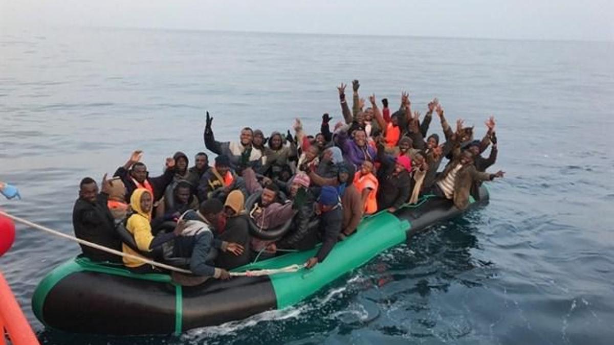 Inmigrantes interceptados en una patera cerca de la costa de Málaga en su intento de llegar a España.