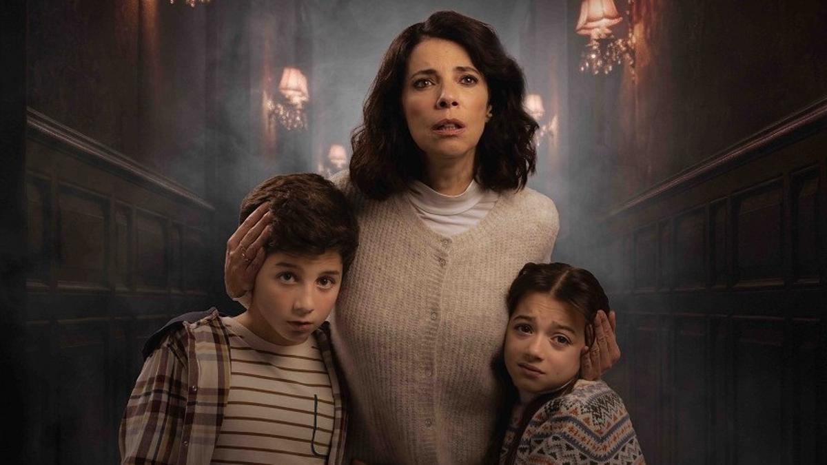Ibai Atanes, Maribel Verdú y Sofía Otero protagonizan 'Bajo tus pies'.