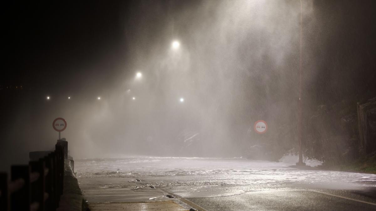 Vista de las olas que saltan a la carretera que une Baiona con A Guarda, Galicia.