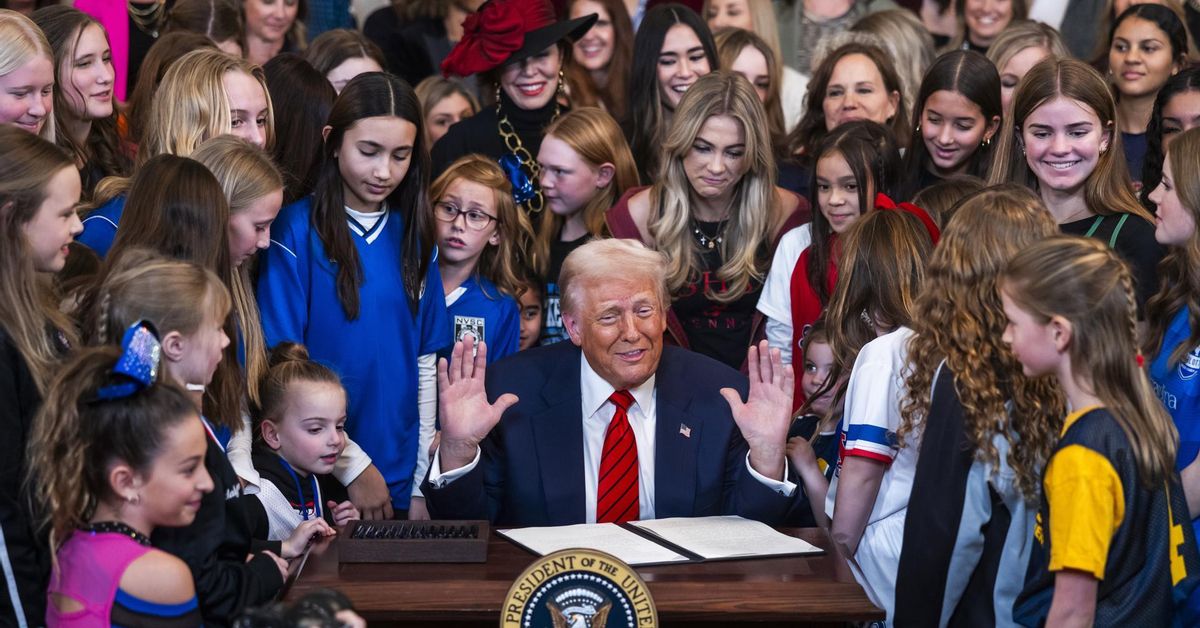 La justicia de EEUU frena la orden de Trump contra las personas trans ...