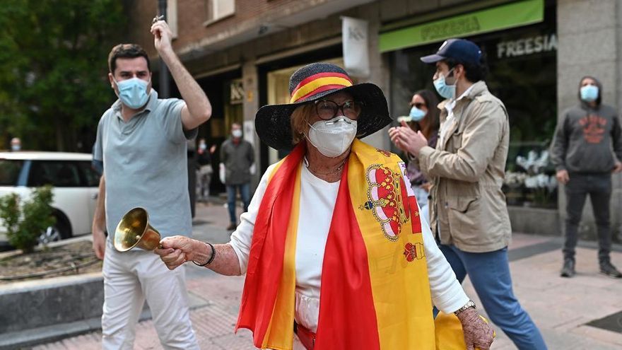 Vecinos de la calle Núñez de Balboa de Madrid durante las caceroladas contra el Gobierno y el estado de alarma.