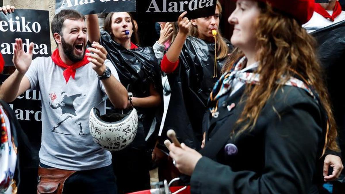 La compañía Jaizkibel, desfilando por Hondarribia.