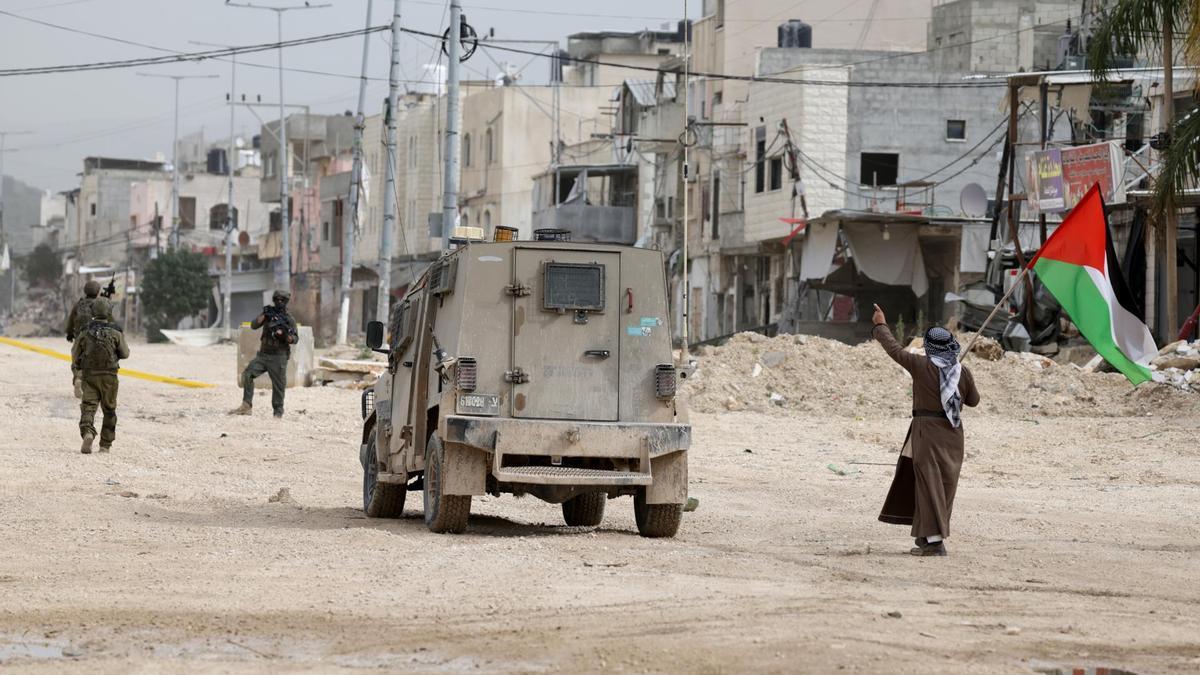 Tropas israelíes en una calle del campamento de refugiados de Nur Shams durante una operación militar israelí cerca de la ciudad cisjordana de Tulkarem.