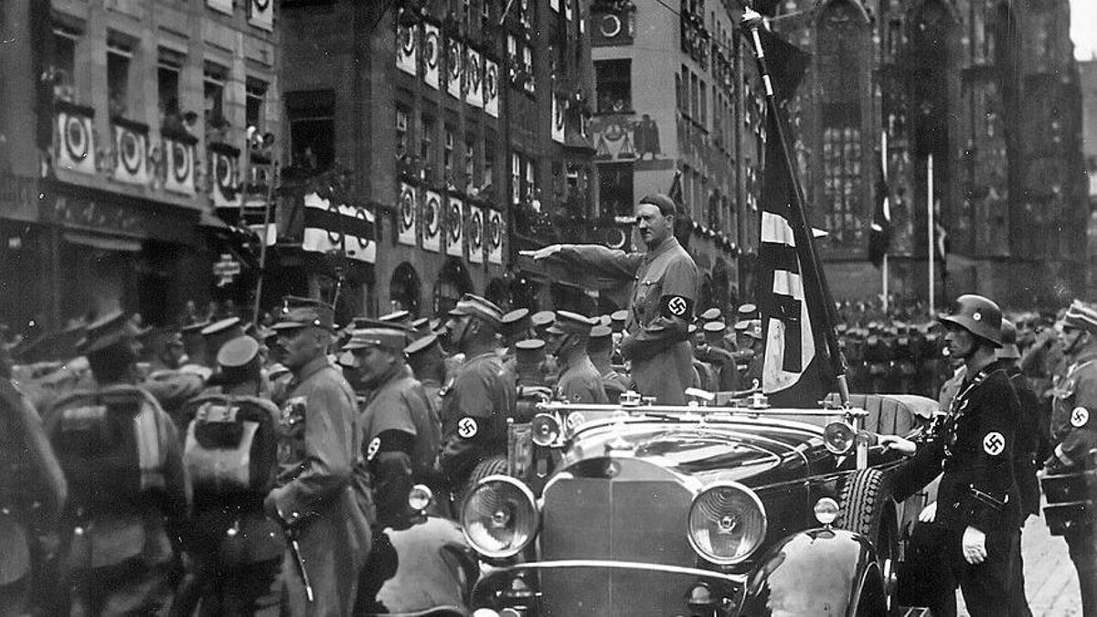 Adolf Hitler pasa revista a las tropas.