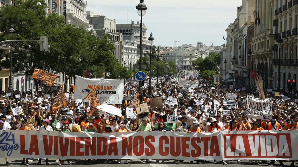 Miles de manifestantes en la movilización por el derecho a la vivienda tras la reciente derogación del decreto que prorrogaba los alquileres.