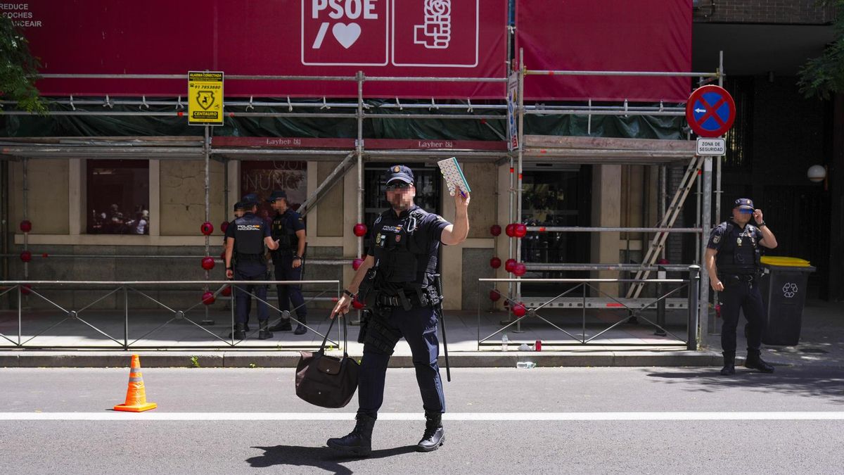 Agentes de la Unidad Central Operativa (UCO) de la Guardia Civil acuden a Ferraz para requerir información de presuntos pagos a Leire Díez.