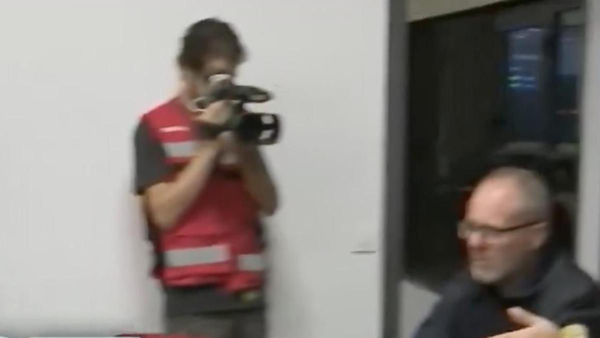 Captura del vídeo grabado por À Punt en el que se observa al cámara contratado por la Generalitat.
