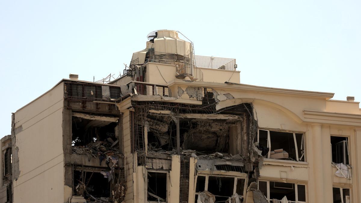 Edificio dañado que fue alcanzado por ataques aéreos israelíes al norte de Teherán, Irán.