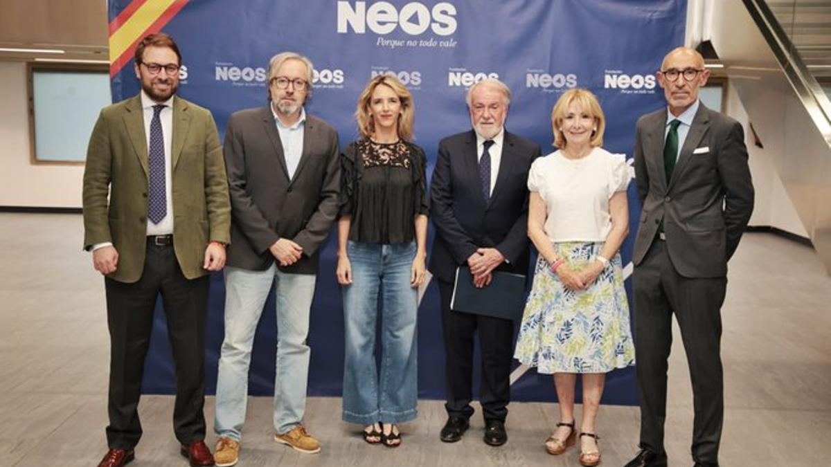 El magistrado del Supremo Antonio García (derecha), junto a Esperanza Aguirre, Jaime Mayor Oreja, Cayetana Álvarez de Toledo y Juan Carlos Girauta, en el acto de Neos.